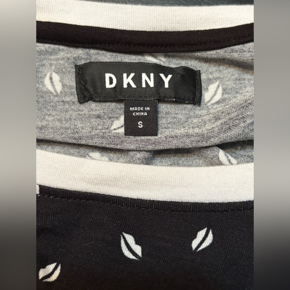 DKNY Black and White Relaxed Boxy Tee with Lips design size Small NWT - Picture 9 of 10